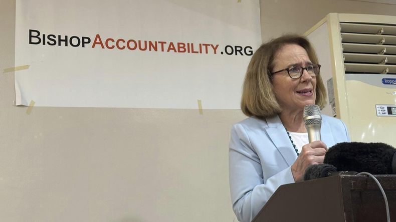 Anne Barrett Doyle, codirectora de BishopAccountability.org, ona organización estadounidense de supervisión, habla en una conferencia de prensa en Manila el 29 de enero de 2025 donde presentaron una base de datos en internet con más de 80 nombres de sacerdotes católicos acusados de abusar de menores en Filipinas. (AP Foto/Joeal Calupitan)