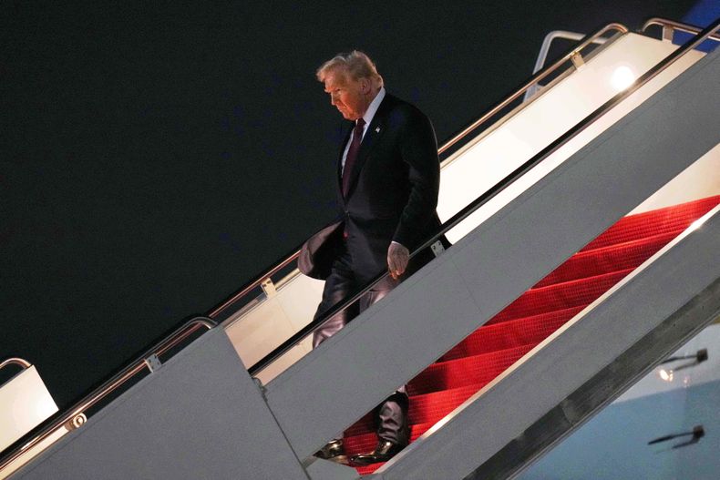 El presidente de Estados Unidos, Donald Trump, baja del Air Force One, el miércoles 5 de noviembre de 2025, en la Base Conjunta Andrews, Maryland, tras viajar a Miami. (AP Foto/Jacquelyn Martin)