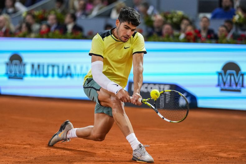 El español Carlos Alcaraz devuelve una pelota ante Andrey Rublev, de Rusia, durante el torneo de tenis Abierto de Madrid, el miércoles 1 de mayo de 2024, en Madrid. (AP Foto/Manu Fernandez)