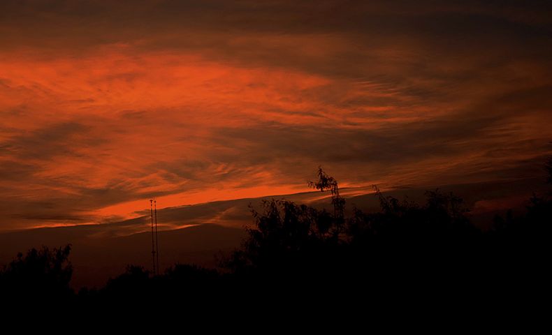 El sol se pone el jueves 15 de junio de 2023 al noroeste de Edinburg, Texas. El Servicio Meteorológico Nacional alertó de calor excesivo en varios estados del sur de Estados Unidos. (Delcia López/The Monitor vía AP)