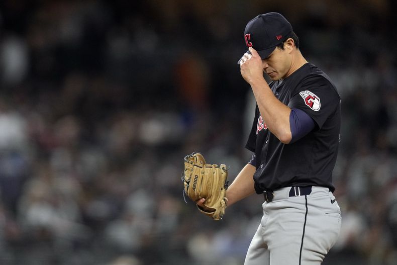 El relevista de los Guardianes de Cleveland Joey Cantillo ajusta su gorra en la cuarta entrada del primer duelo de la Serie de Campeonato de la Liga Americana ante los Yankees de Nueva York el lunes 14 de octubre del 2024. (AP Foto/Godofredo Vásquez)