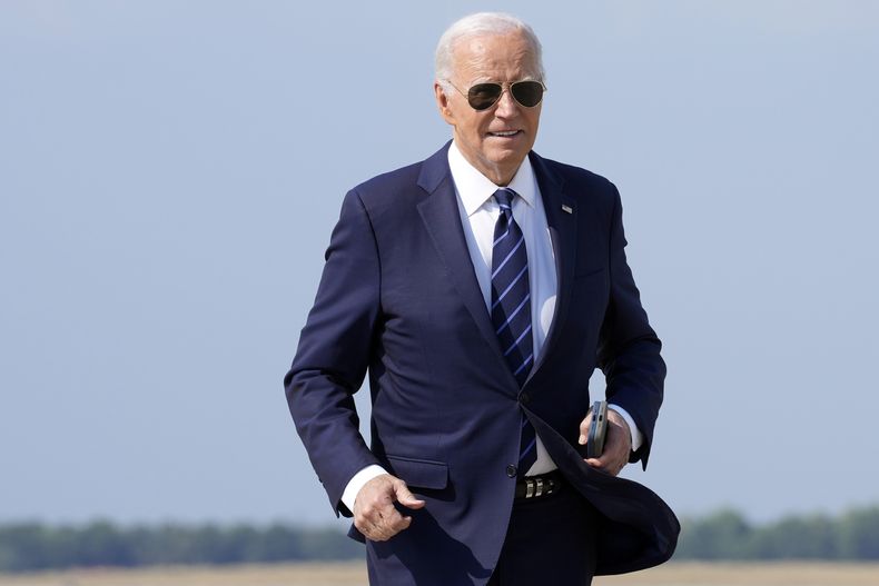 El presidente Joe Biden camina para hablar con reporteros en la Base de la Fuerza Aérea Andrews en Maryland, el lunes 15 de julio de 2024. (AP Foto/Susan Walsh)