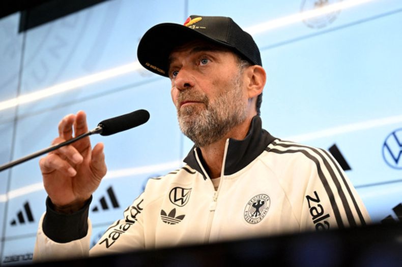 El técnico de Alemania Juergen Klopp durante una rueda de prensa, el jueves 17 de septiembre de 2026, en Francfort. (Boris Roessler/dpa vía AP)
