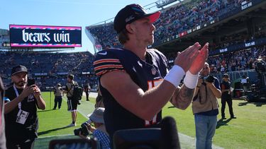 El quarterback Tyson Bagent de los Bears de Chicago tras la victoria ante los Jets de Nueva York, el domingo 4 de octubre de 2026, en Chicago. (AP Foto/Nam Y. Huh)