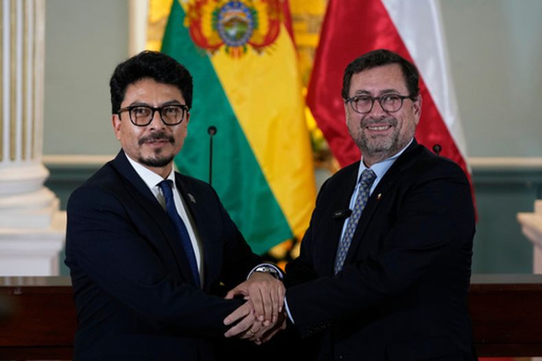 El ministro de Relaciones Exteriores de Bolivia, Fernando Hugo Aramayo (a la izquierda), y su homólogo chileno, Francisco Pérez Mackenna, se dan la mano para posar en una foto tras una reunión celebrada en La Paz, Bolivia, el jueves 23 de abril de 2026. (Foto AP/Juan Karita)