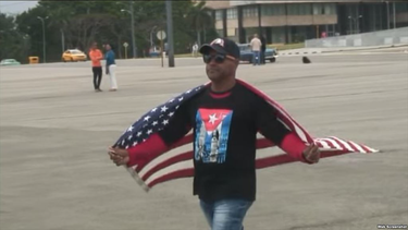 ¿Quién es el opositor que se manifiesta con la bandera de EEUU?