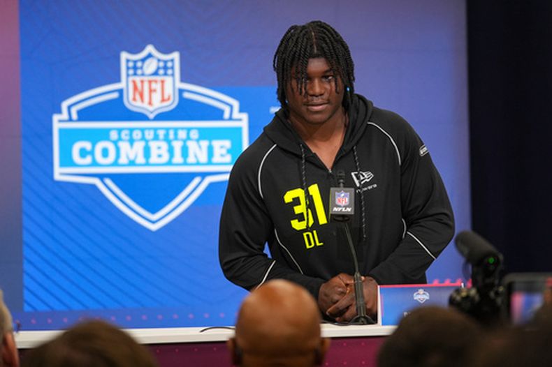David Bailey (31), liniero defensivo de Texas Tech, habla en conferencia de prensa durante el Scouting Combine de la NFL, el miércoles 25 de febrero de 2026, en Indianápolis. (AP Foto/Michael Conroy)