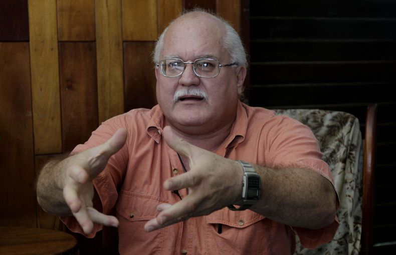 ARCHIVO - Otto René Rodríguez habla durante una entrevista en La Habana, Cuba, el 8 de febrero de 2011. (Foto AP/Franklin Reyes, Archivo)
