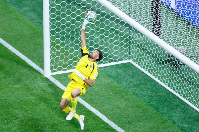 Vozinha, arquero de Cabo Verde, realiza una atajada durante el partido mundialista ante España, el lunes 15 de junio de 2026 en Atlanta (Miguel Martínez/Atlanta Journal-Constitution via AP)