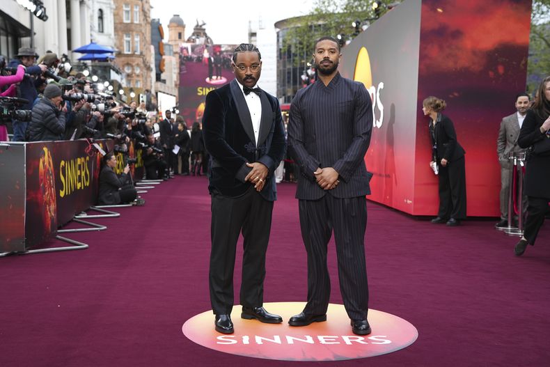 El director Ryan Coogler, a la izquierda, y Michael B. Jordan posan para fotógrafos a su llegada al estreno de la película Sinners el lunes 14 de abril de 2025, en Londres. (Foto Scott A Garfitt/Invision/AP)