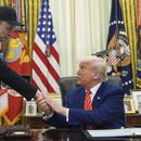 El presidente Donald Trump, a la derecha, estrecha la mano de Elon Musk durante una conferencia de prensa en el Despacho Oval de la Casa Blanca, el viernes 30 de mayo de 2025, en Washington. (AP Foto/Evan Vucci)