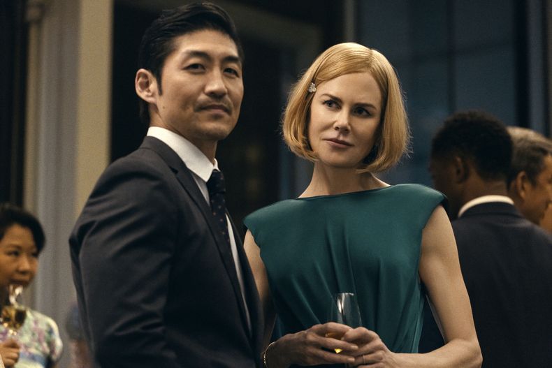 En esta imagen proporcionada por Prime Video, Brian Tee, izquierda, y Nicole Kidman en una escena de The Expats. (Prime Video vía AP)