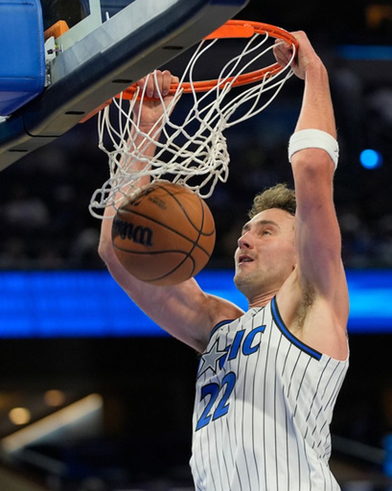 Franz Wagner, alero del Magic de Orlando, realiza una clavada en el duelo ante los Timberwolves de Minnesota, el miércoles 8 de abril de 2026 (AP Foto/John Raoux)