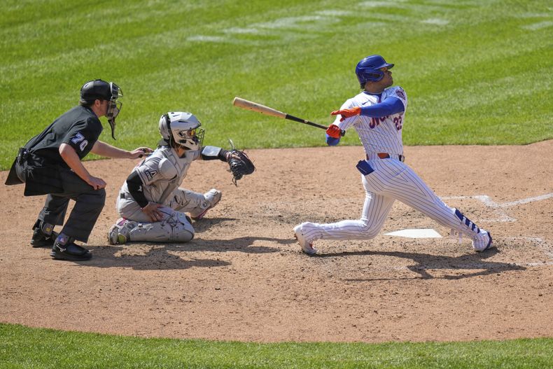 Juan Soto (derecha) de los Mets de Nueva York conecta un jonrón ante los Diamondbacks de Arizona, el jueves 1 de mayo de 2025, en Nueva York. (AP Foto/Seth Wenig)