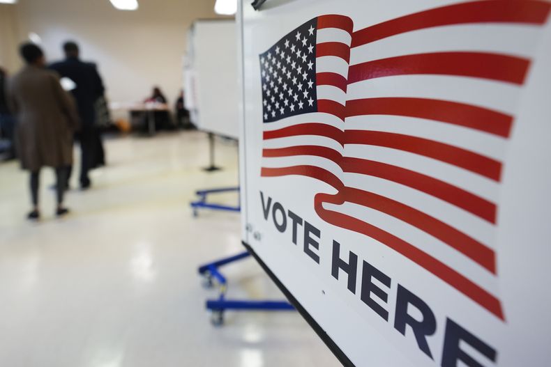 Personas haciendo fila para votar en el centro Oberia D. Dempsey Multi-Service el día de las elecciones, el martes 5 de noviembre de 2024, en Nueva York. (AP Foto/Frank Franklin II)