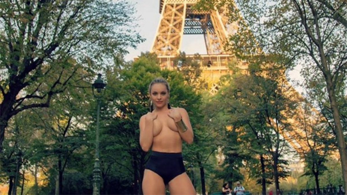 Miss Bumbum hizo topless frente a la Torre Eiffel y casi acaba presa