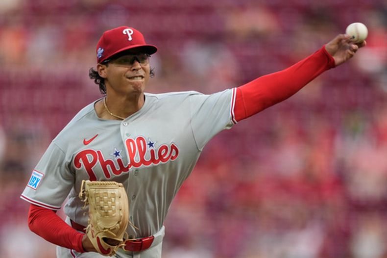 El lanzador de los Filis de Filadelfia, Jesús Luzardo, lanza durante la primera entrada de un partido de béisbol contra los Rojos de Cincinnati, en Cincinnati, el jueves 9 de julio de 2026. (Foto AP/Carolyn Kaster)