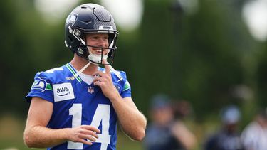 Sam Darnold, quarterback de los Seahawks de Seattle, sonríe durante una práctica, el domingo 26 de julio de 2026 en Renton, Washington (AP Foto/Lindsey Wasson)