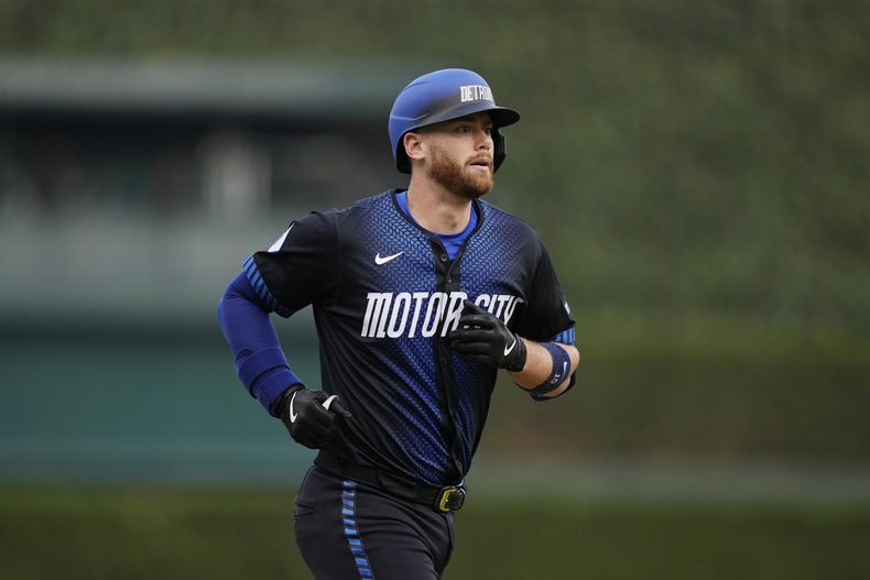 Carson Kelly, de los Tigres de Detroit, se enfila a home luego de conseguir un cuadrangular en el juego del viernes 21 de junio de 2024, ante los Medias Blancas de Chicago (AP Foto/Carlos Osorio)