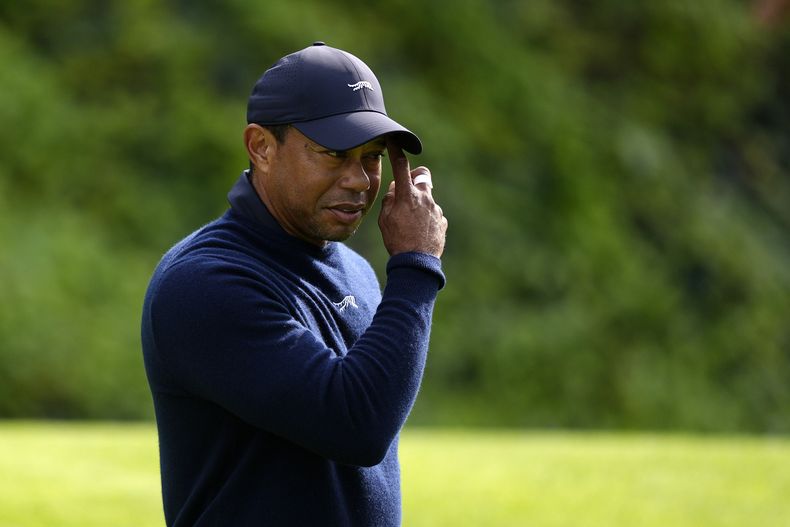 Tiger Woods espera para poder realizar un tiro con el putt en el hoyo seis durante la segunda ronda del torneo de golf Genesis Invitational en el Riviera Country Club, el viernes 16 de febrero de 2024, en el área de Pacific Palisades en Los Ángeles. (AP Foto/Ryan Sun)