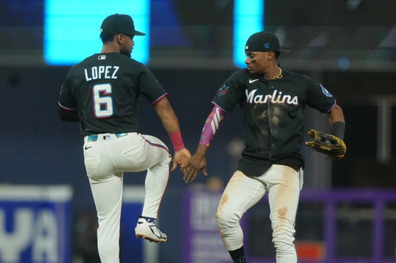 Los dominicanos Otto López y Esteury Ruiz, de los Marlins de Miami, festejan la victoria sobre los Piratas de Pittsburgh, el martes 11 de agosto de 2026 (AP Foto/Marta Lavandier)