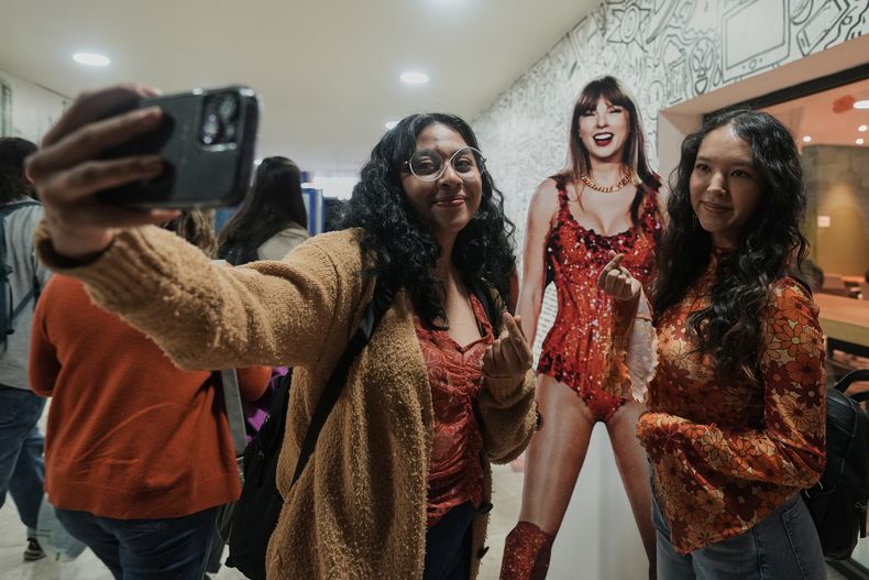 Fans de Taylor Swift se toman fotos en el lanzamiento oficial del nuevo álbum de Taylor Swift, The Life of a Showgirl, en la Ciudad de México, el viernes 3 de octubre de 2025. (Foto AP/Claudia Rosel)