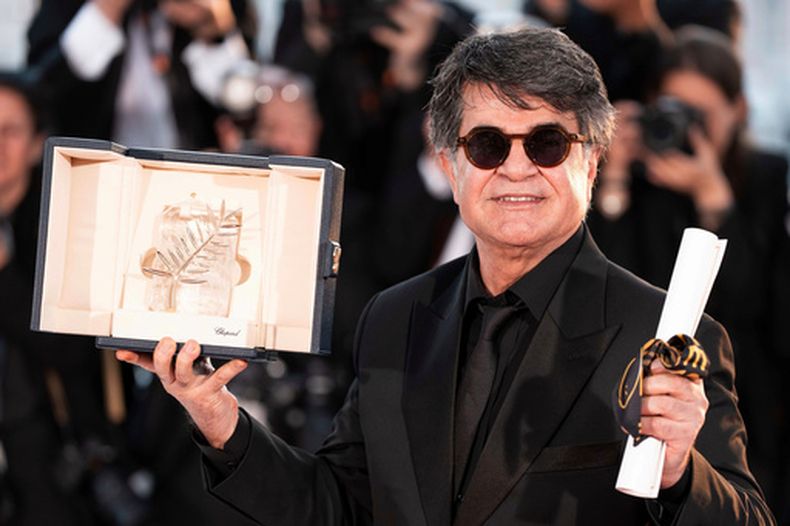 ARCHIVO - El director Jafar Panahi, ganador de la Palma de Oro por la película Un simple accidente, aparece en la sesión fotográfica de la ceremonia de entrega de premios en el 78º Festival Internacional de Cine de Cannes, en el sur de Francia, el 24 de mayo de 2025. (Foto Scott A Garfitt/Invision/AP, archivo)