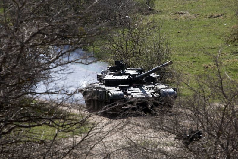 Un tanque hace maniobras cerca de una antigua base militar ucraniana en Perevalne, en las afueras de Simferopol, Crimea, el 27 de marzo de  2014. (Foto de AP/Pavel Golovkin)