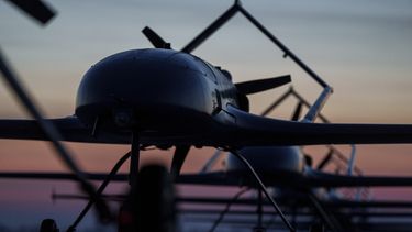 Un dron ucraniano en un lugar no especificado, el 28 de febrero del 2025. (Foto AP/Evgeniy Maloletka)