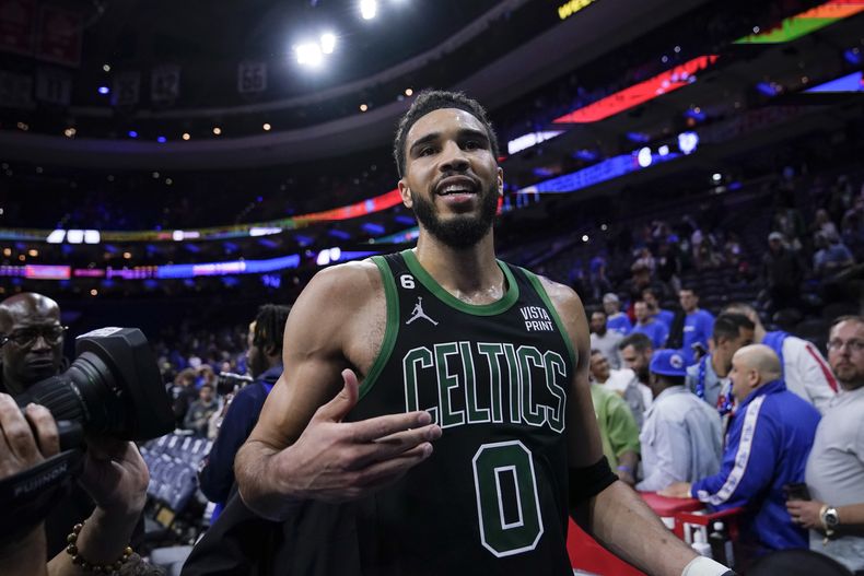 Jayson Tatum, festeja luego del tercer partido de las semifinales de la Conferencia Este, una victoria en casa de los 76ers de Filadelfia, el viernes 5 de mayo de 2023 (AP Foto/Matt Slocum)
