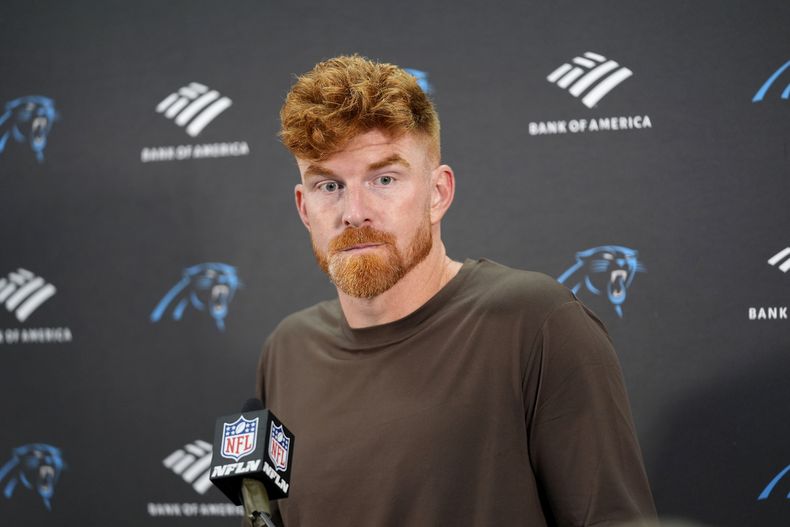 El quarterback de los Panthers de Carolina, Andy Dalton, habla durante una conferencia de prensa después de un partido de fútbol americano de la NFL contra los Commanders de Washington, el domingo 20 de octubre de 2024, en Landover, Maryland. Los Commanders ganaron 40-7. (AP Foto/Stephanie Scarbrough)