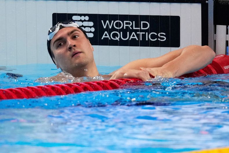 ARCHIVO - El nadador ruso Kliment Kolesnikov tras ganar la medalla de oro en la final de los 50 metros estilo espalda en el Mundial de natación, el 3 de agosto de 2025, en Singapur. (AP Foto/Vincent Thian)
