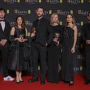 El fotógrafo de The Associated Press Evgeniy Maloletka, de izquierda a derecha, la editora y productora de Frontline de PBS Raney Aronson, el director, productor y periodista de AP Mstyslav Chernov, la editora y productora Michelle Mizner, la productora de campo y videoperiodista de AP Vasilisa Stepanenko, y el productor y vicepresidente de AP y director de producción Derl McCrudden, ganadores del premio a mejor documental por 20 Days in Mariupol, posan en la 77a entrega de los Premios de la Academia Británica de Cine (BAFTA) en Londres el domingo 18 de febrero de 2024. (Foto Vianney Le Caer/Invision/AP)