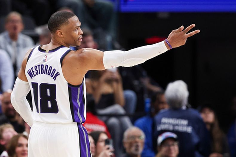 Russell Westbrook, base de los Kings de Sacramento, festeja tras atinar un triple en el encuentro ante los Clippers de los Ángeles, el sábado 14 de marzo de 2026 (AP Foto/Jessie Alcheh)