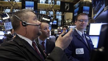 americateve | El operador Jason Harper trabajando en el piso de remates de la Bolsa de Valores de Nueva York el lunes 24 de noviembre de 2014. (Foto AP/Richard Drew)