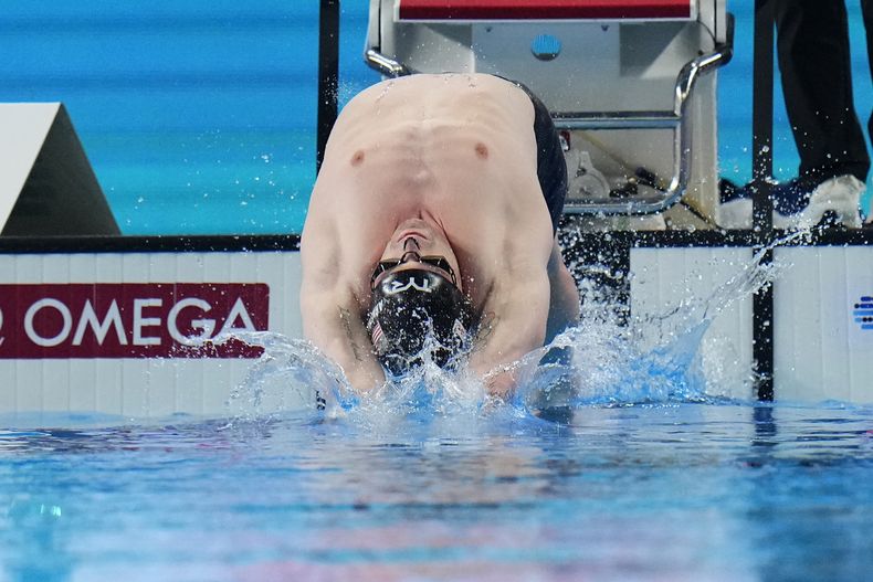 El estadounidense Hunter Armstrong compite en la final de los 100 metros estilo pecho del Mundial de natación, el martes 13 de febrero de 2024, en Doha, Qatar. (AP Foto/Hassan Ammar)
