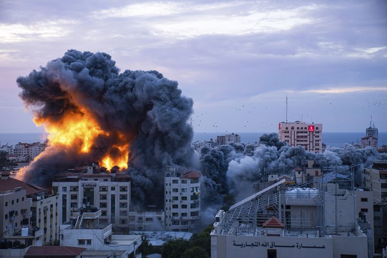 Fuego y humo se elevan tras un ataque aéreo israelí el sábado 7 de octubre de 2023, en la Ciudad de Gaza. (AP Foto/Fatima Shbair)