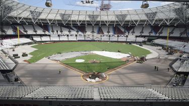 Una vista general del London Stadium, casa del West Ham United, mientras se transforma el terreno de juego en un diamante de béisbol, el jueves 15 de junio de 2023. (Lucy North/PA vía AP)