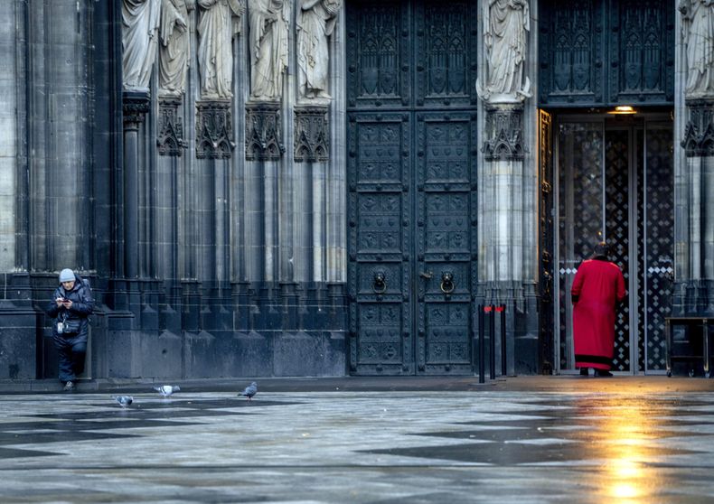 Foto tomada el 30 de noviembre de 2022 de la catedral en Colonia, Alemania. (Foto AP /Michael Probst)