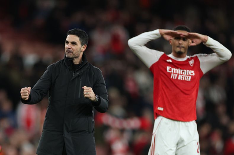 El técnico de Arsenal Mikel Arteta (izquierda) celebra la victoria ante Bayer Leverkusen en los octavos de final de la Liga de Campeones, el martes 17 de marzo de 2026. (AP Foto/Ian Walton)