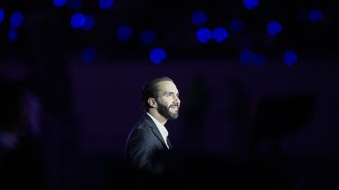 ARCHIVO - El presidente salvadoreño Nayib Bukele es iluminado por un reflector durante la ceremonia inaugural de los Juegos Centroamericanos y del Caribe el 23 de junio de 2023, en el estadio Jorge El Mágico González, en San Salvador, El Salvador. (AP Foto/Arnulfo Franco, archivo)