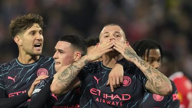 Kalvin Phillips del Manchester City celebra tras anotar el tercer gol de su equipo en el encuentro ante el Red Star de Belgrado en el Grupo G de la Liga de Campeones el miércoles 13 de diciembre del 2023. (AP Foto/Darko Vojinovic)
