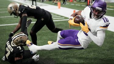 El receptor abierto de los Vikings de Minnesota, Justin Jefferson (18), atrapa un pase de touchdown ante el safety de los Saints de Nueva Orleans, Jonas Sanker (7), y el esquinero Quincy Riley durante la segunda mitad de un partido de fútbol americano de la NFL en Nueva Orleans, el domingo 11 de octubre de 2026. (Foto AP/Matthew Hinton)