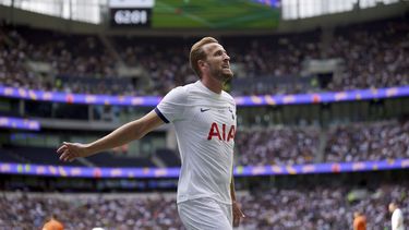 Harry Kane de Tottenham Hotspur festeja un gol durante el partido amistoso contra Shakhtar Donetsk, el domingo 6 de agosto de 2023, en Londres. (Yui Mok/PA vía AP)