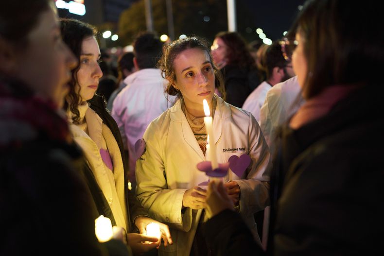 Personal del hospital pediátrico Garrahan en un acto de protesta, con velas, en reclamo de mejores salarios un aumento de los fondos gubernamentales, en Buenos Aires, Argentina, el lunes 2 de junio de 2025. (AP Foto/Rodrigo Abd)