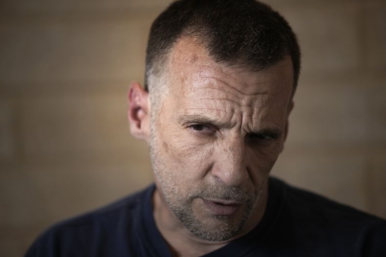 Mathieu Kassovitz habla durante una entrevista con Associated Press, en Tremblay-en-France, el martes 17 de septiembre de 2024. (Foto AP/Christophe Ena)