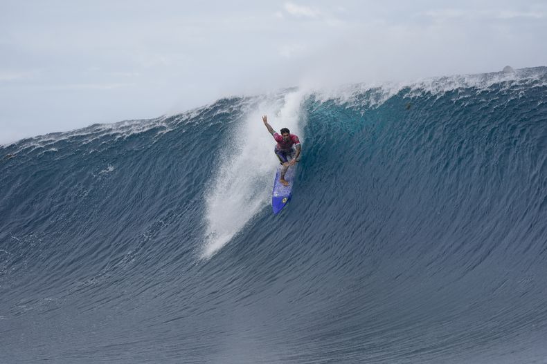 Gabriel Medina, de Brasil, toma una ola durante la tercera ronda de la competencia de surf de los Juegos Olímpicos de 2024, el lunes 29 de julio de 2024, en Teahupoo, Tahití. (AP Foto/Gregory Bull)
