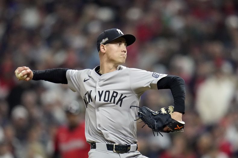 Luke Weaver de los Yankees de Nueva York lanza ante los Guardians de Cleveland en el quinto juego de la Serie de Campeonato de la Liga Americana, el sábado 19 de octubre de 2024, en Cleveland. (AP Foto/Sue Ogrocki)