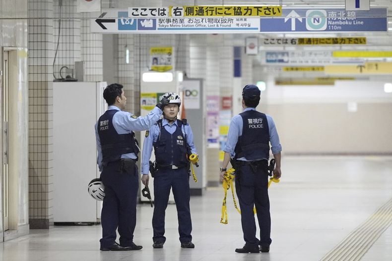 Policías en la Estación Todaimae luego de un incidente con un hombre con cuchillo, el 7 de mayo del 2025 en Tokio (Kyodo News via AP)