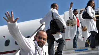 ecuador pone fin a convenio para recibir medicos cubanos